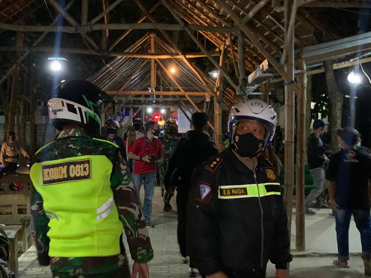 Hari Pertama PPKM Darurat Diberlakukan, Petugas Gabungan Bubarkan Kerumunan di Bojonegoro
