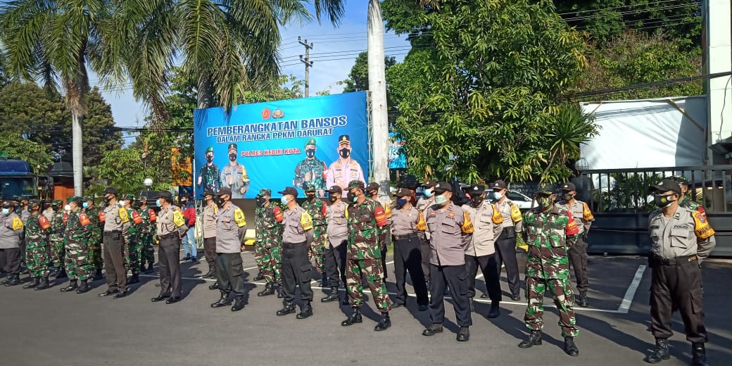 Kapolres Kediri Kota Bersama Dandim 0809 Kediri Berangkatkan Bansos Rangka PPKM Darurat TNI – Polri