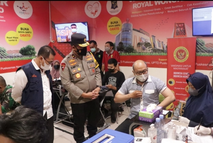 Wakapolda Jatim Cek Vaksinasi Dosis Tiga di Royal Plaza Surabaya