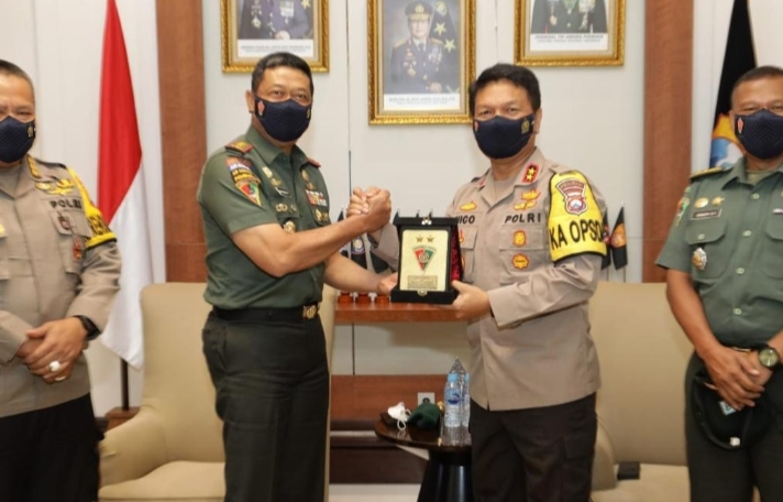 Tingkatkan Sinergitas TNI-Polri, Kapolda Jatim Sambut Hangat Kunjungan  Kehormatan Pangdiv II Kostrad