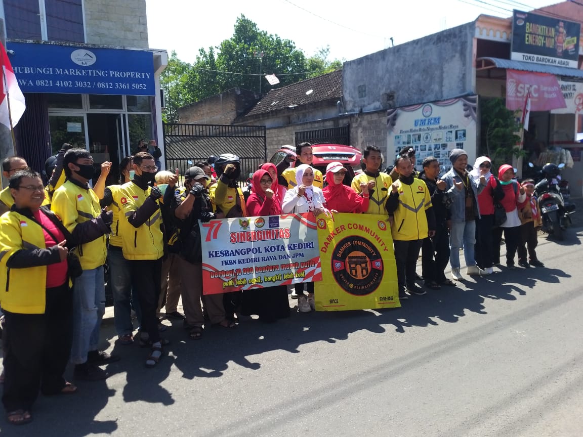 FKBN Kediri Raya bersama Kesbangpol Kota Kediri Berbagi 10 Ribu Bendera Merah Putih