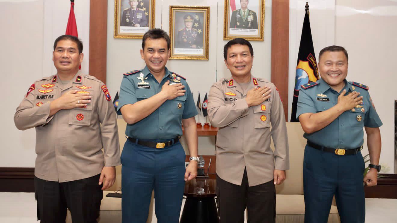 <em>Kapolda Jatim Menerima Kunjungan Kehormatan Pangkoarmada II dan Danlantamal V Surabaya di Polda Jatim</em>