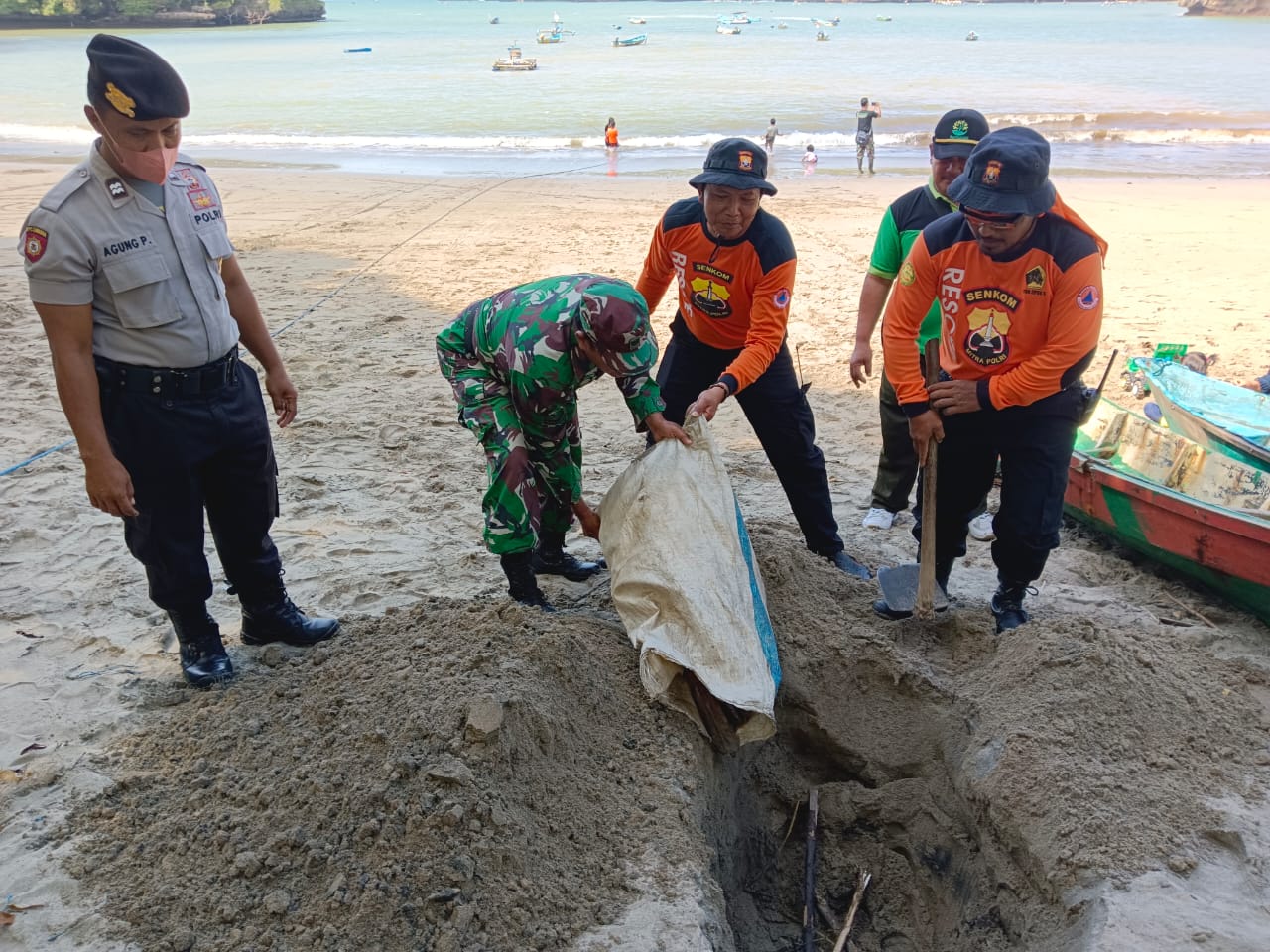 Aksi Peduli Lingkungan Polres Tulungagung Tanam Pohon dan Bersihkan Pantai bersama Persota