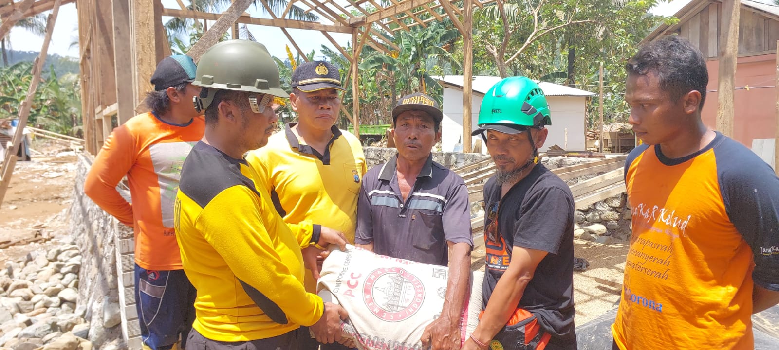 Polres Batu Berikan Bantuan Pembagunan Rumah Warga Pujiharjo yang Terdampak Bencana.