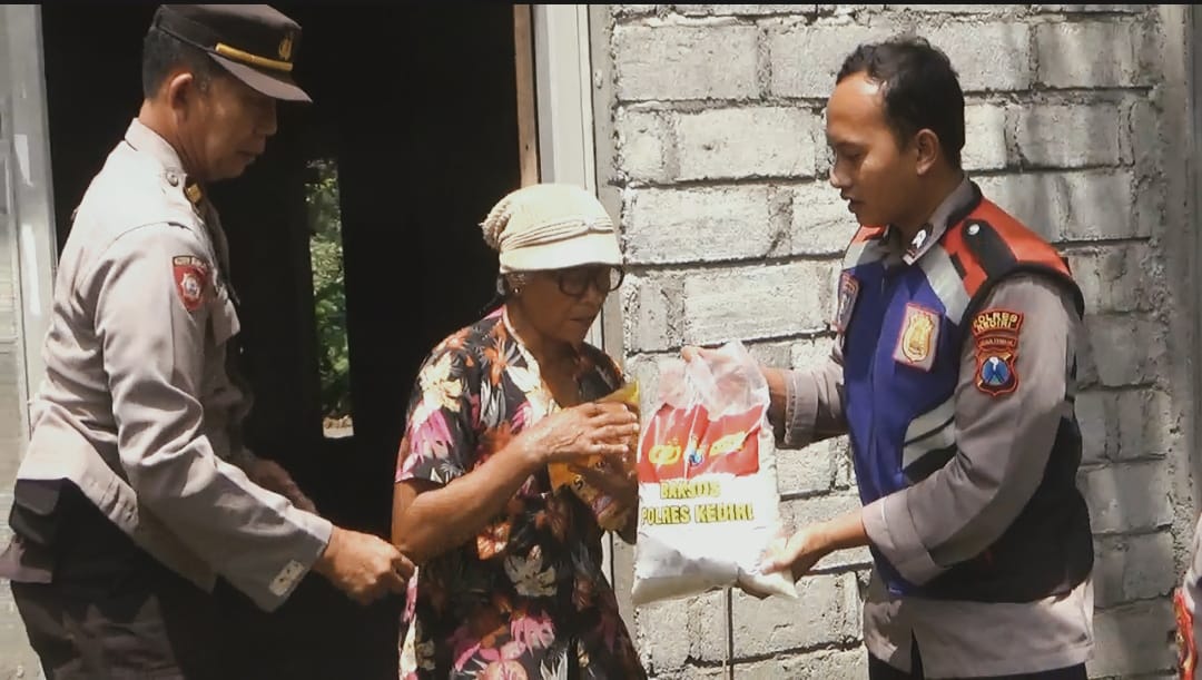 Polisi Kediri Distribusikan Paket Sembako Untuk Warga Kurang Mampu