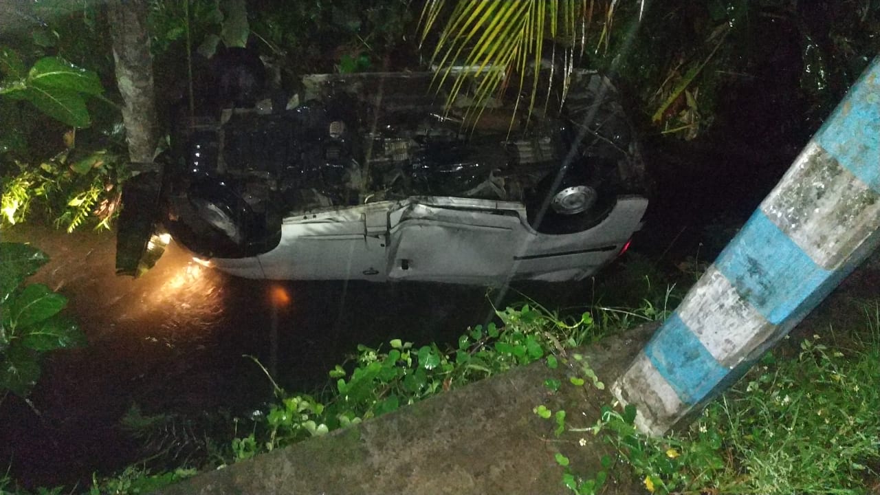 Kecelakaan Tunggal, Mobil Jasa Pengiriman Uang Masuk Sungai
