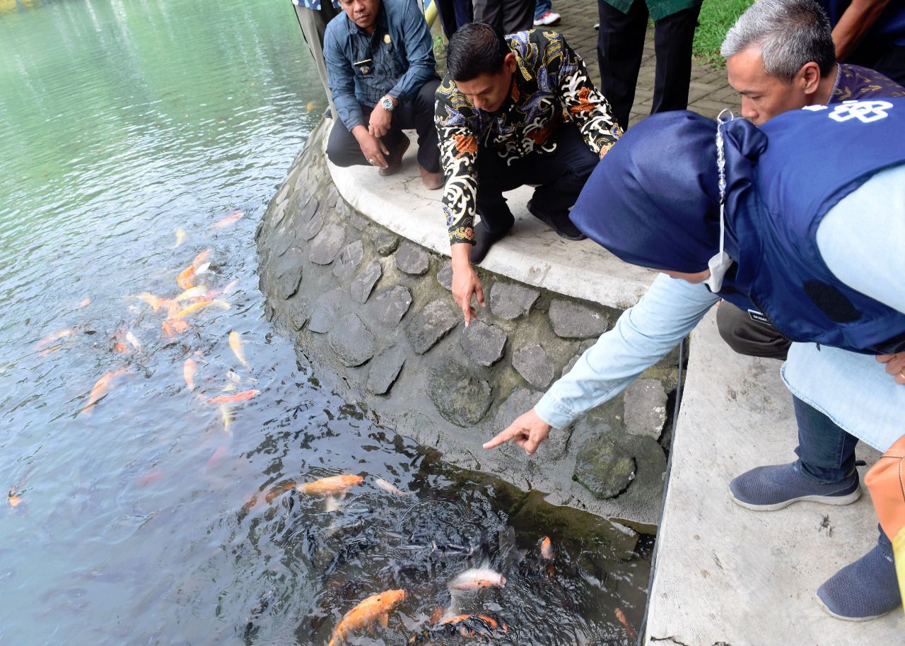 Peringati Hari Ikan Nasional Ke-9, Wali Kota Kediri Tebar Benih Ikan di Sumber Jiput