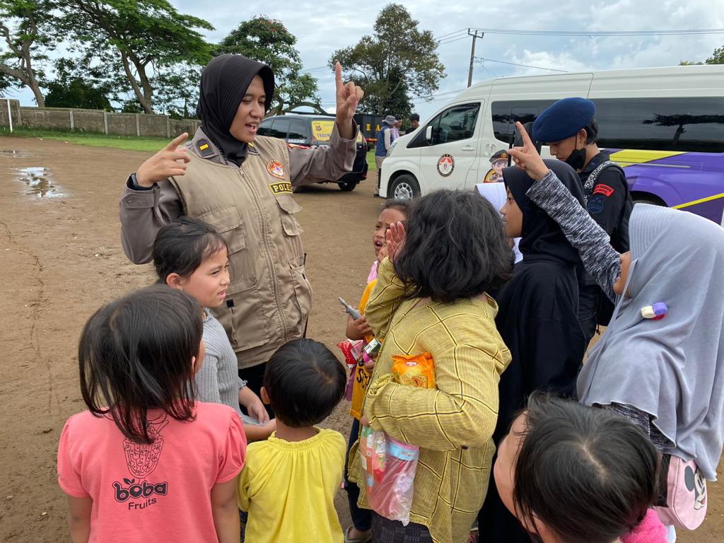 Upaya Polri Kembalikan Senyum Anak-anak dan Ibu-ibu Korban Gempa Cianjur