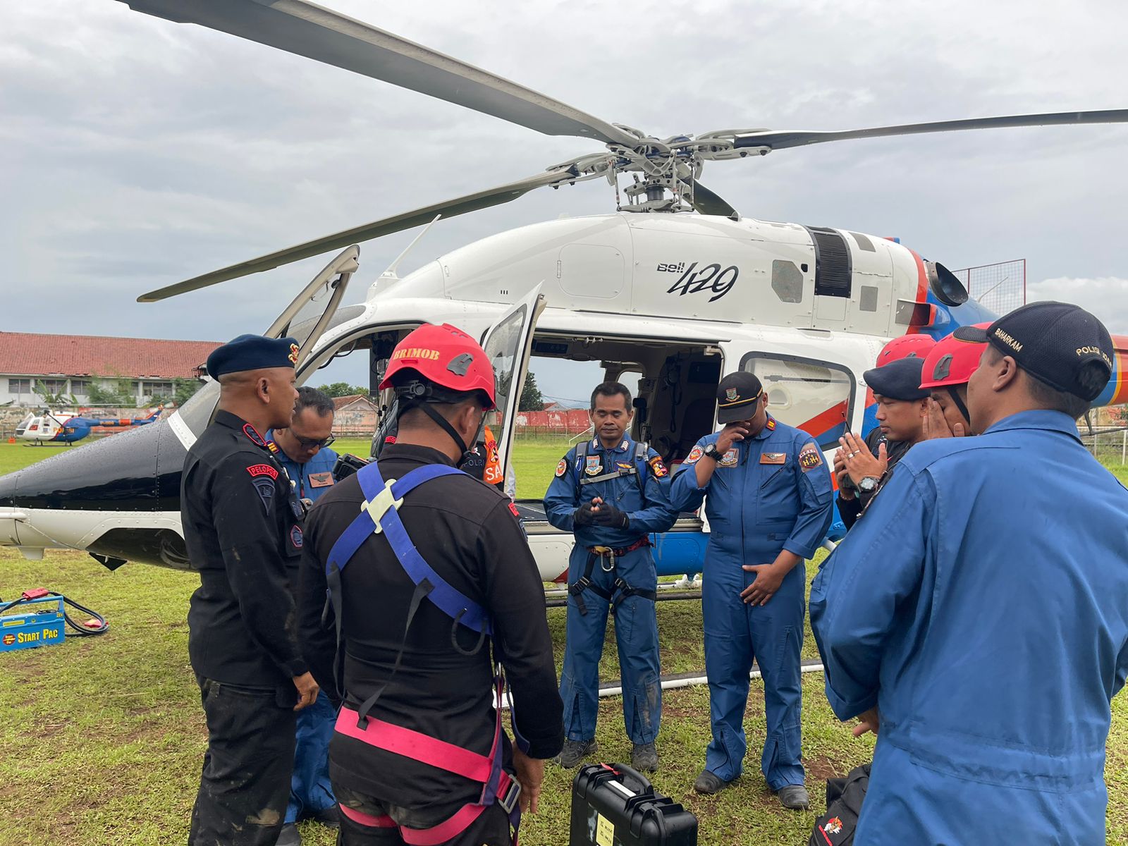 Polri Sisir Lokasi Desa Diduga Terisolir Pakai Helikopter dan Drone