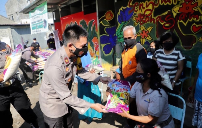 Polres Kediri Salurkan Ratusan Paket Sembako Kepada Komunitas Terdampak Covid 19