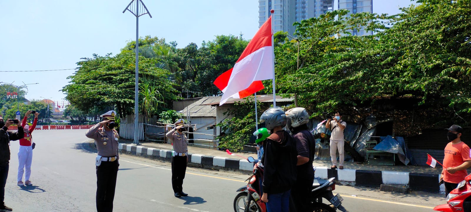 Pengendara diminta berhenti saat detik-detik Proklamasi dan Nyanyikan Lagu Indonesia Raya