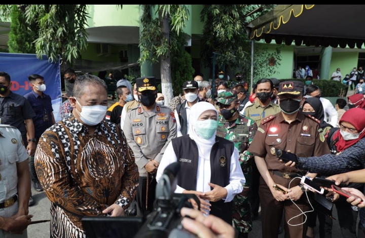 Forkopimda Jatim melaksanakan vaksinasi berbasis komunitas Kampus di UPN Surabaya