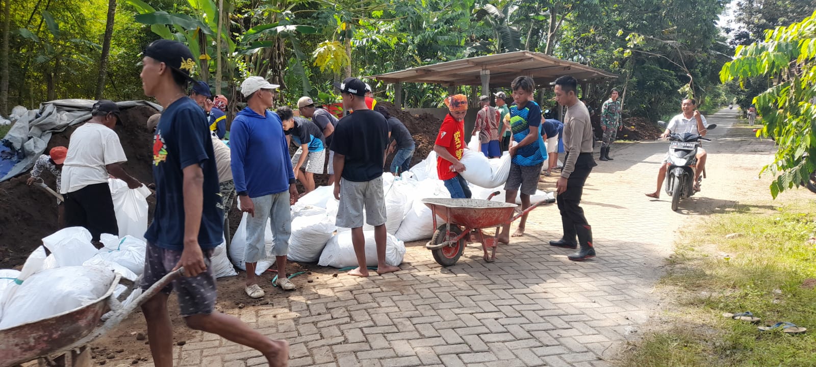 Antisipasi Banjir, Polres Tulungagung Bersama TNI dan Warga Pertebal Tanggul Sungai