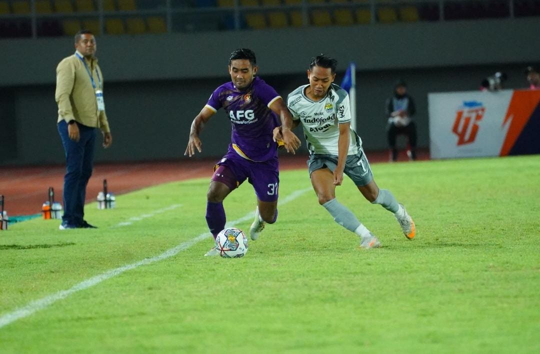 Babak Pertama Usai, Persik Tertinggal 2 – 0 Hadapi Persib Bandung