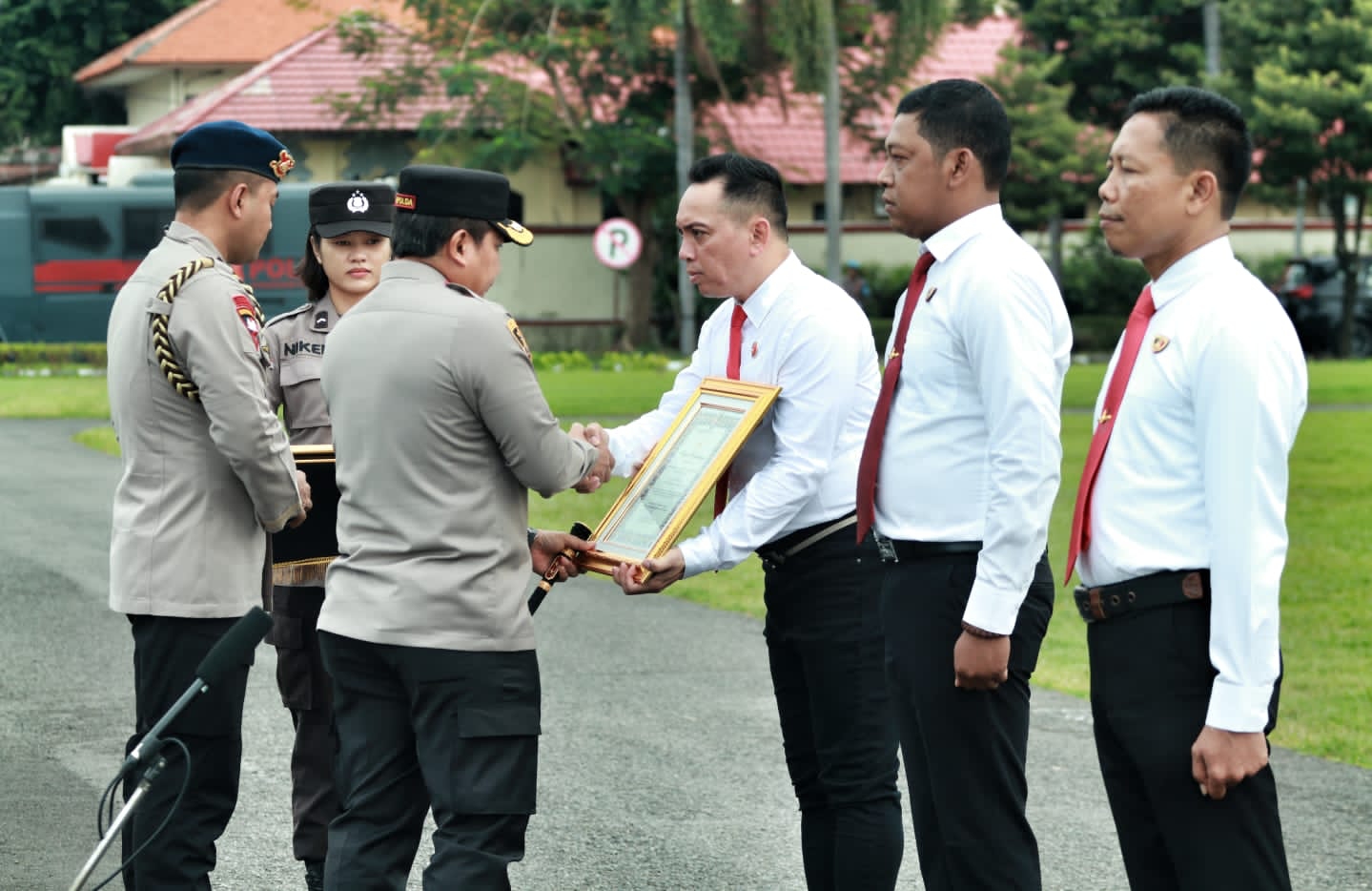 Awal Tahun 2023 Kapolda Jawa Timur Beri Penghargaan Kasat Reskrim Polrestabes Surabaya