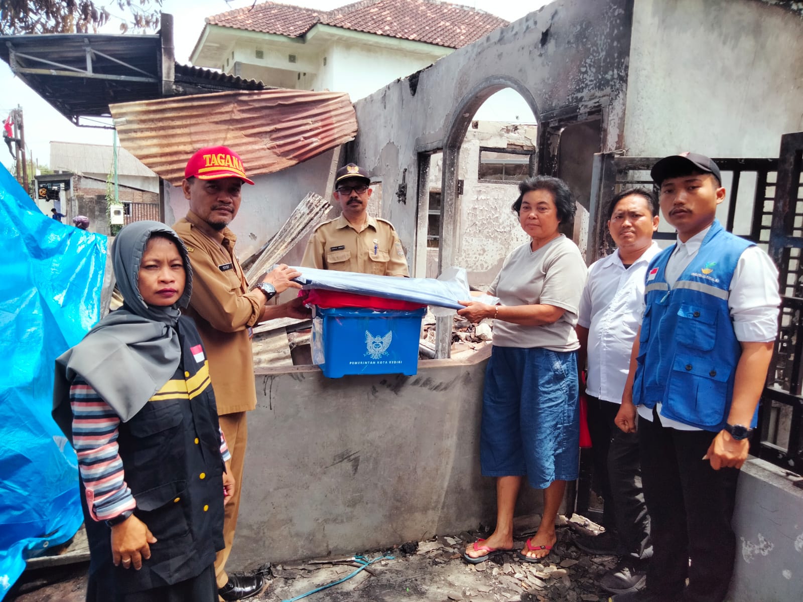 Pemkot Kediri Berikan Bansos Dua Warga Kelurahan Bawang Yang Rumahnya Dilalap Si Jago Merah