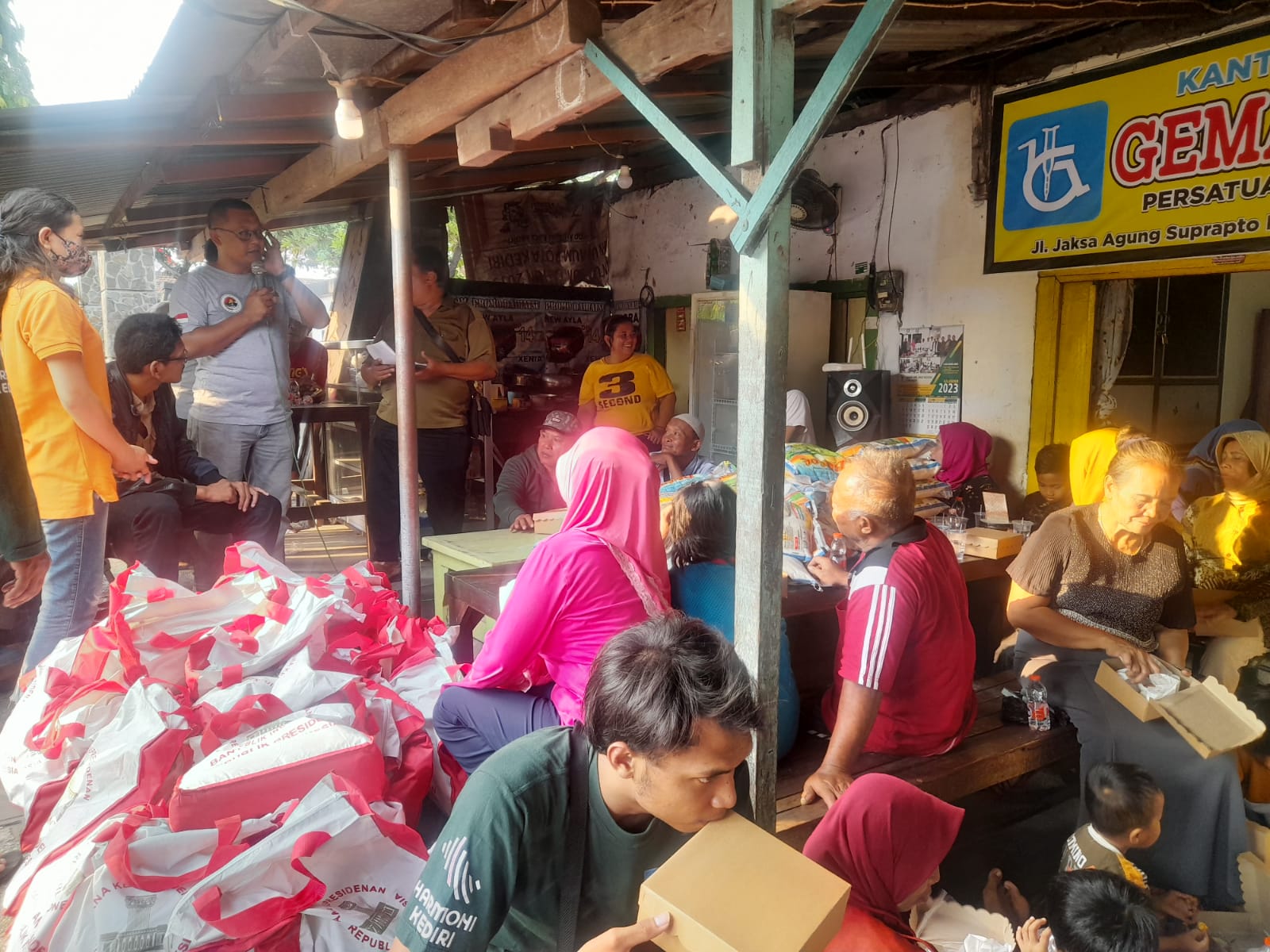 Serahkan Bantuan Sembako dari Jokowi untuk Difabel Kota Kediri